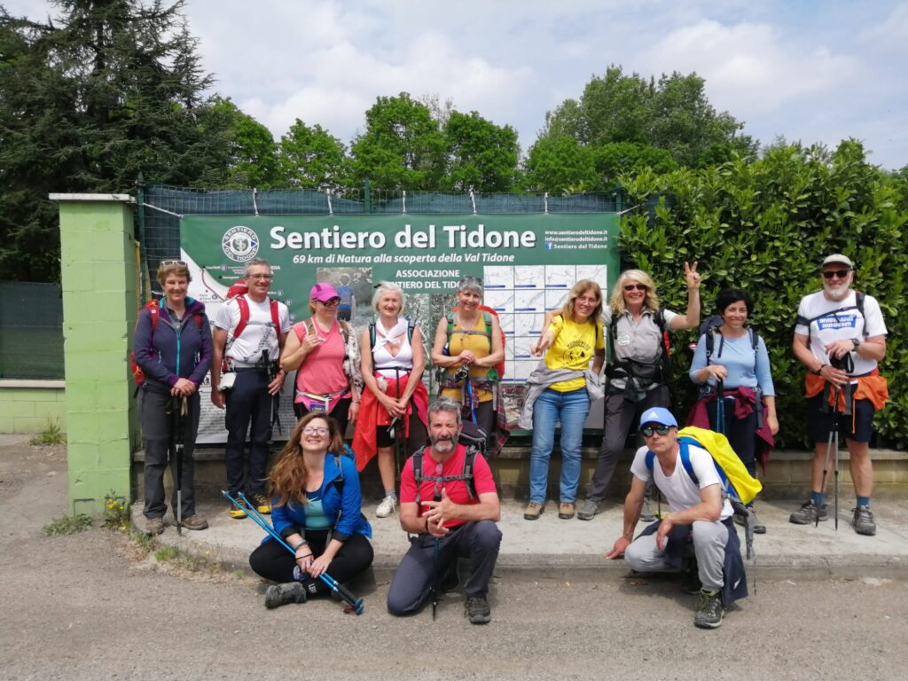 Il “Cammino d’autore” arriva alla sorgente del Tidone: oltre 75 km a piedi con 5 scrittori